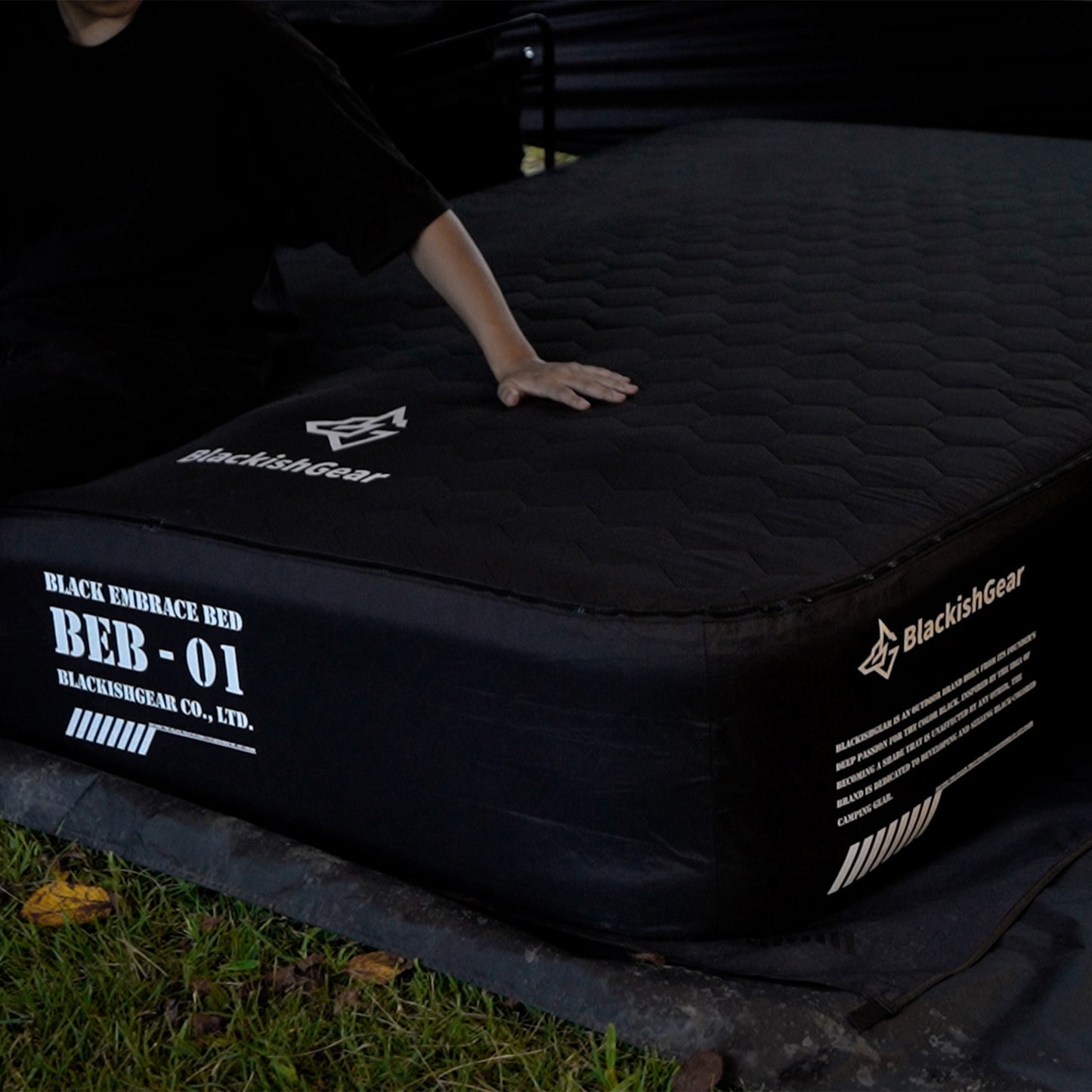 BLACK EMBRACE BED｜自動ポンプ付き黒いエアベッド